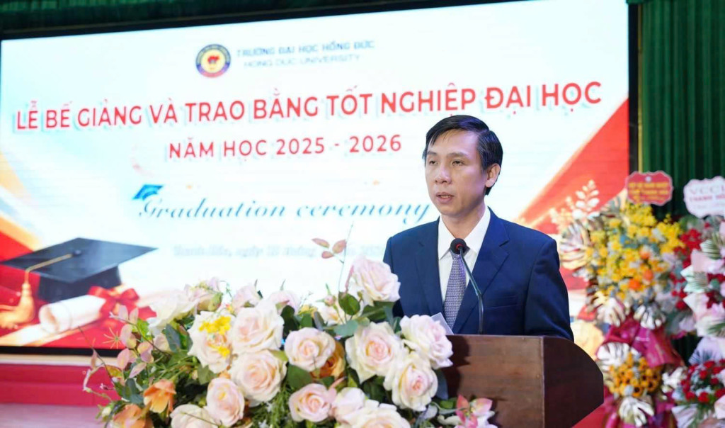 PGS.TS. Lê Hoằng Bá Huyền, Bí thư Đảng uỷ, Hiệu trưởng Trường Đại học Hồng Đức phát biểu tại buổi Lễ.