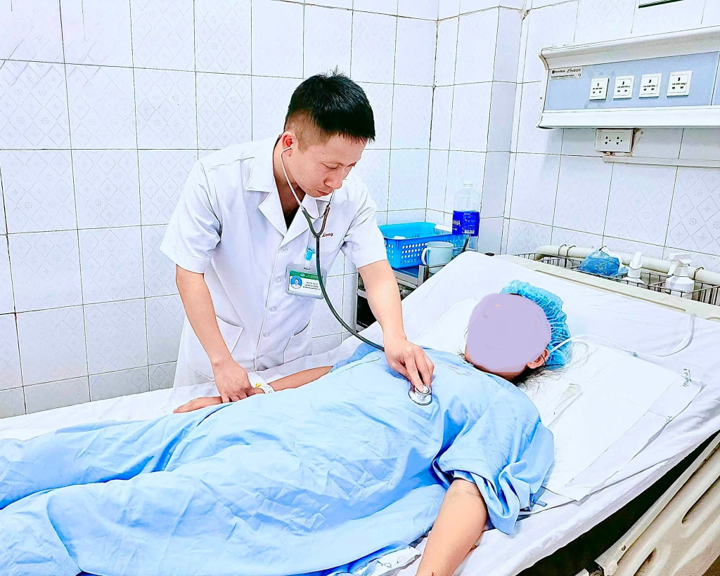 Bác sĩ thăm khám cho sản phụ (Ảnh: Bệnh viện Sản Nhi Thanh Hoá)