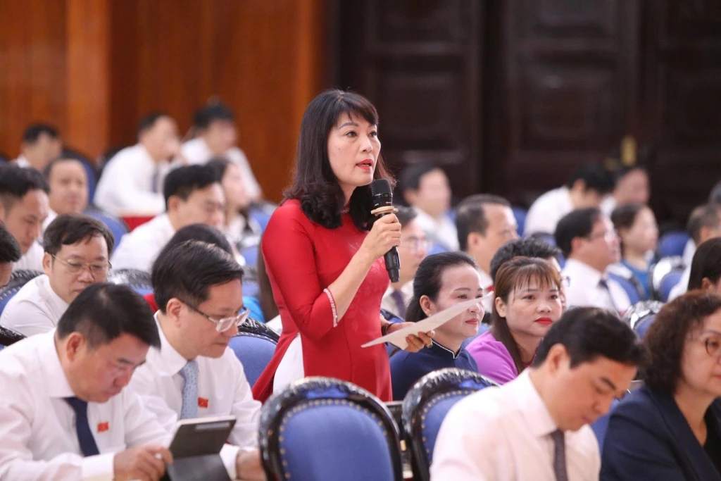 Đại biểu HĐND tỉnh Nguyễn Thị Sơn, Bí thư Đảng ủy, Chủ tịch HĐND xã Quảng Ninh chất vấn Giám đốc Sở Giáo dục và Đào tạo về tình trạng sĩ số học sinh vượt quy định tại nhiều địa phươn
