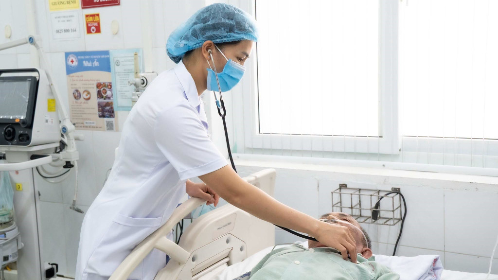 Bác sĩ thăm khám cho bệnh nhân (Ảnh: Bệnh viện Đa khoa khu vực Vân Đồn)