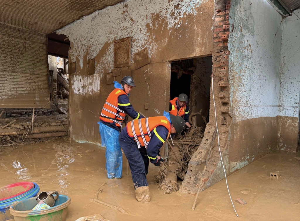 Công an tiếp cận các ngôi nhà bị lũ quét phá hủy (Ảnh: Công an tỉnh Lai Châu)