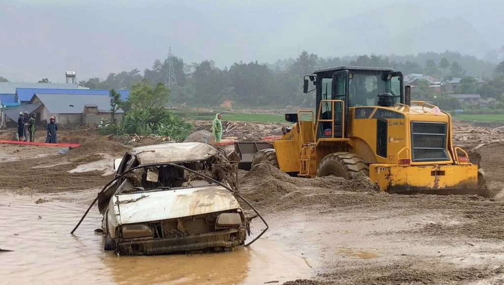 Dọn bùn đất sau lũ ở xã Mường Than (Ảnh: UBND xã Mường Than)
