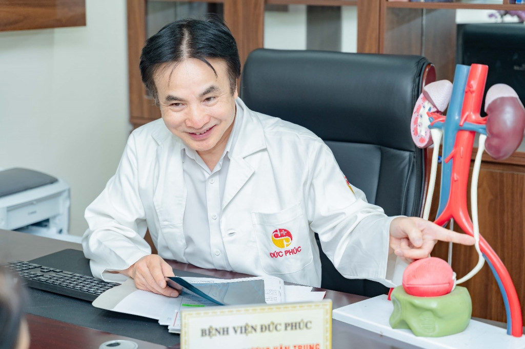 TTƯT.TS.BS Dương Văn Trung thăm khám cho bệnh nhân đang phục hồi sau ca phẫu thuật (Ảnh: NVCC)
