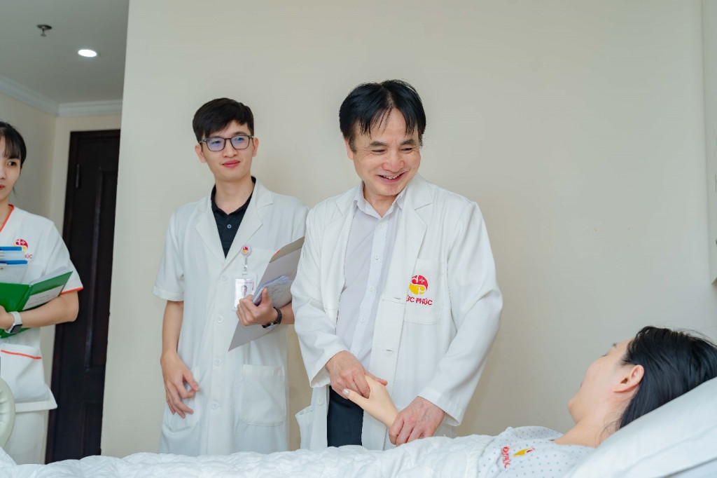 TTƯT.TS.BS Dương Văn Trung thăm khám cho bệnh nhân đang phục hồi sau ca phẫu thuật (Ảnh: NVCC)