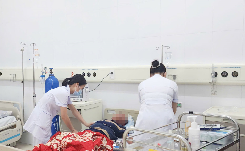 Y bác sĩ thăm khám cho bệnh nhân (Ảnh: Bệnh viện Đa khoa khu vực Vân Đồn - Cơ sở 2)