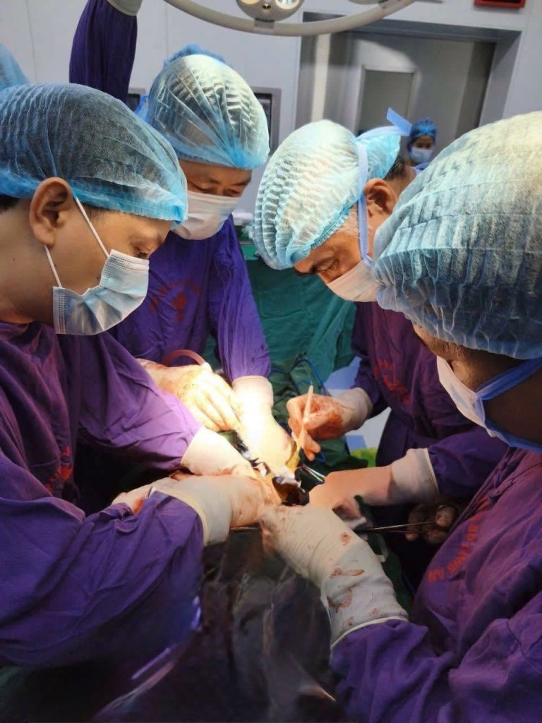 Các y bác sĩ phẫu thuật cho bệnh nhân (Ảnh: Bệnh viện 19-8)