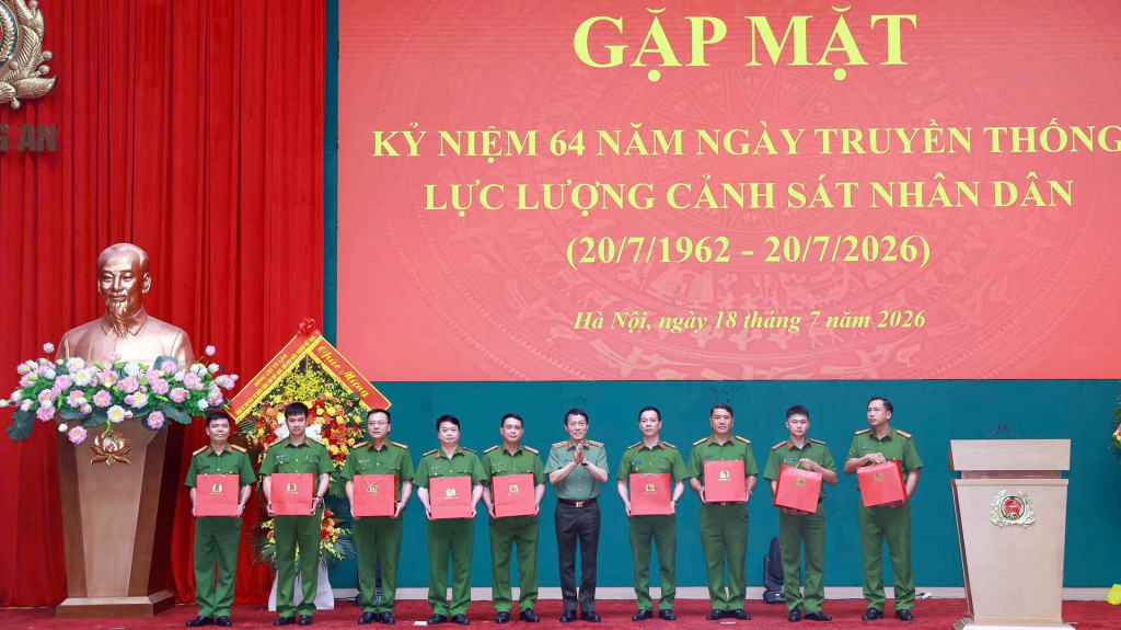 Tổng Bí thư, Chủ tịch nước Tô Lâm tặng lẵng hoa chúc mừng lực lượng Cảnh sát nhân dân (Ảnh: Bộ Công an)