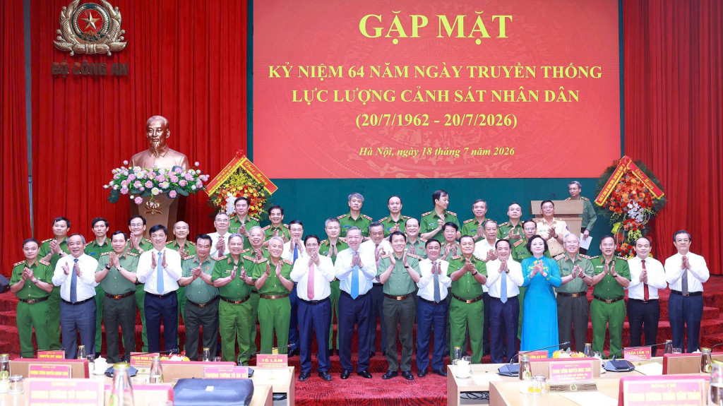 Tổng Bí thư, Chủ tịch nước Tô Lâm chụp ảnh lưu niệm với các đại biểu tại buổi gặp mặt (Ảnh: Bộ Công an)