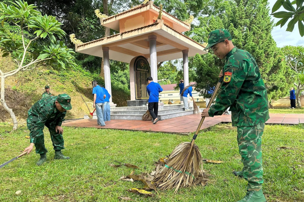 Cán bộ, chiến sĩ Đồn Biên phòng Hiền Kiệt dọn vệ sinh Bia tưởng niệm các Anh hùng liệt sĩ (Ảnh: BĐBP Thanh Hóa)