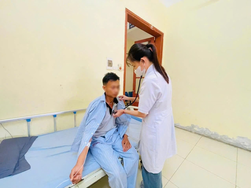 Bác sĩ thăm khám cho bệnh nhân (Ảnh: Trung tâm Y tế Cao Phong)