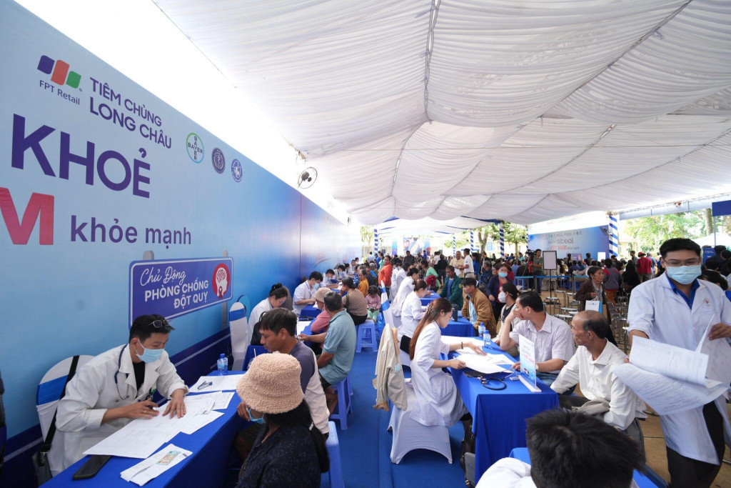 Hơn 1.000 người dân có hoàn cảnh khó khăn được khám bệnh, tư vấn sức khỏe và cấp phát thuốc miễn phí tại chương trình
