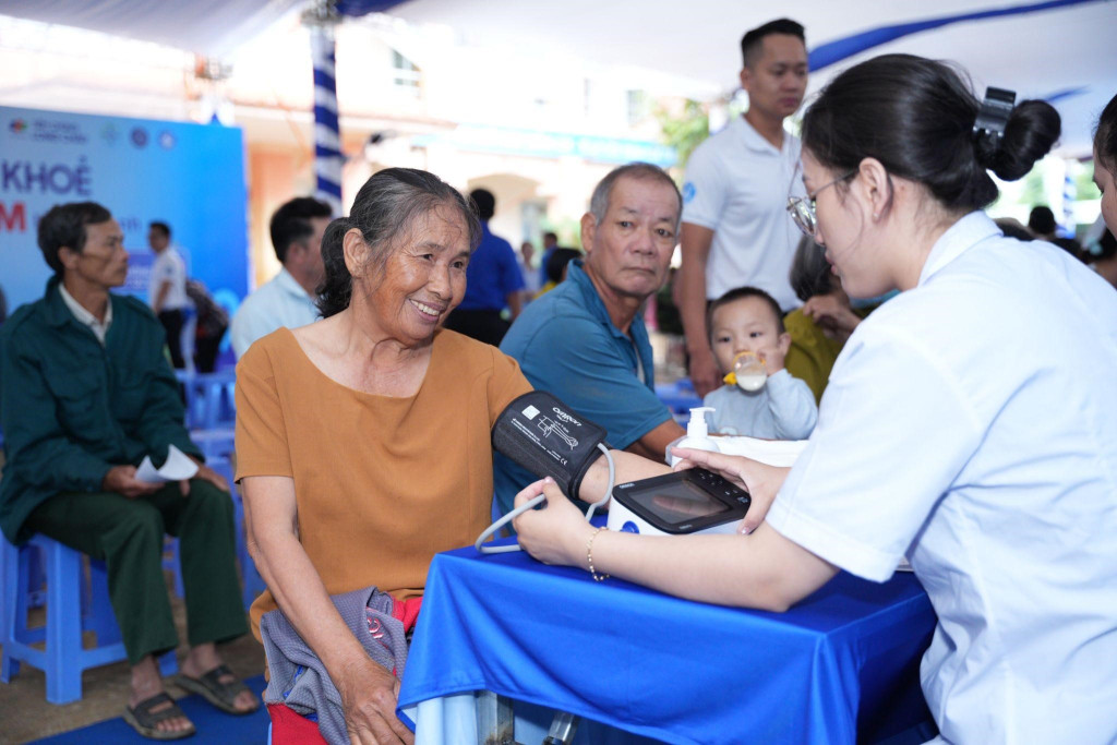 Các chuyên viên y tế hỗ trợ người dân kiểm tra nhiều chỉ số sức khỏe quan trọng (Ảnh: )