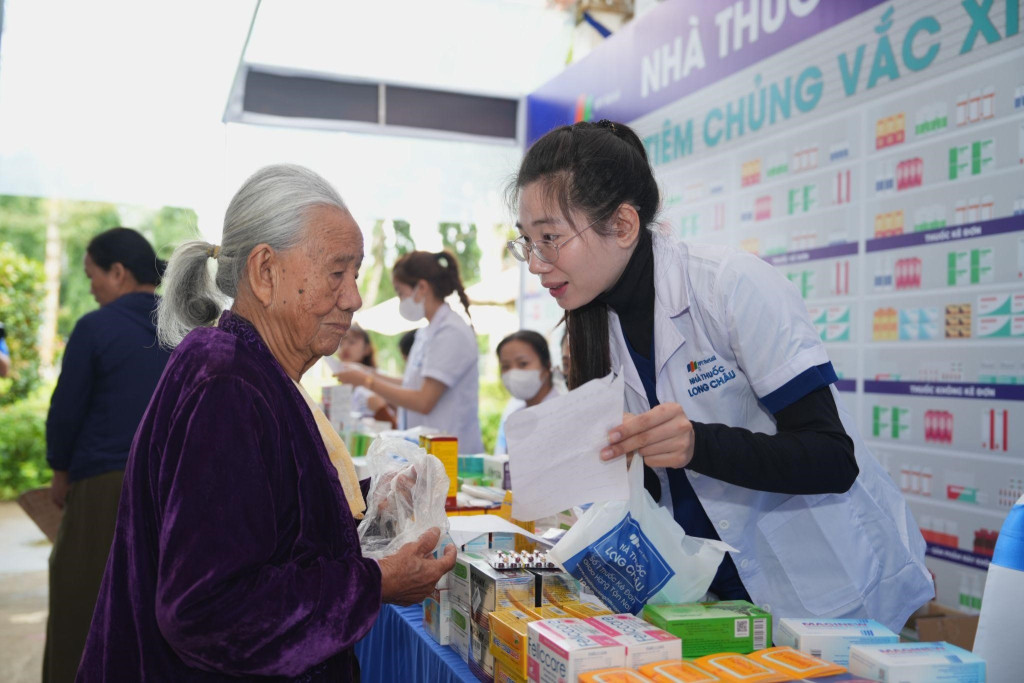 Không chỉ phát thuốc miễn phí, đội ngũ dược sĩ Long Châu còn tư vấn sử dụng thuốc đúng cách, đúng chỉ định cho người dân