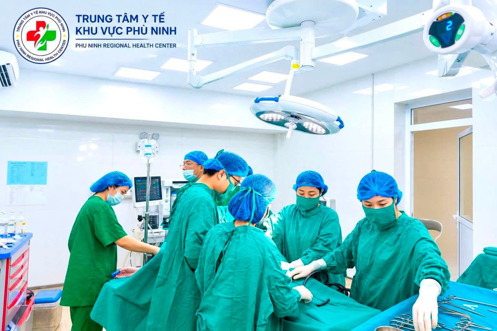 Ê-kíp phẫu thuật cho bệnh nhân (Ảnh: Trung tâm Y tế khu vực Phù Ninh)