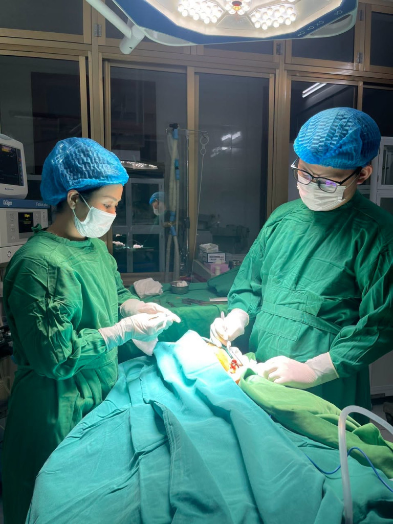 Ê-kíp phẫu thuật cho bệnh nhân (Ảnh: Trung tâm Y tế khu vực Chiêm Hóa)