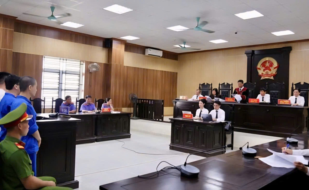 Hội đồng xét xử tuyên án đối với 44 bị cáo trong vụ án sản xuất, buôn bán khí N₂O trái phép.(Ảnh: ĐH)
