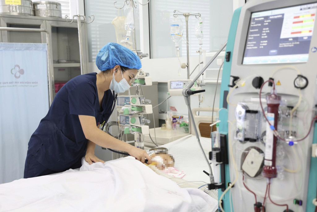 Trẻ được lọc máu liên tục với phác đồ điều trị tích cực, chuyên sâu (ảnh: TL)