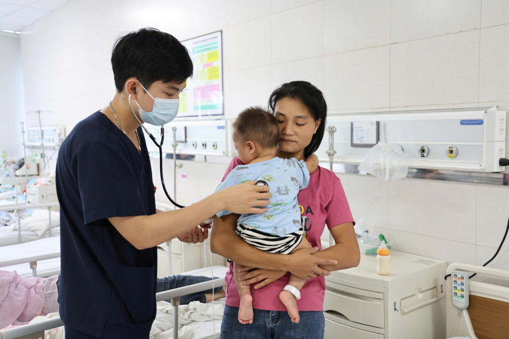 Trẻ hồi phục, toàn trạng ổn định và được bác sĩ thăm khám lại trước khi xuất viện (ảnh: TL)