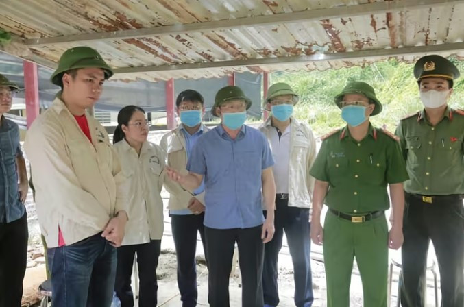 Phó Chủ tịch UBND tỉnh Thanh Hóa Cao Văn Cường cùng lực lượng chức năng kiểm tra hiện trường vụ tai nạn
