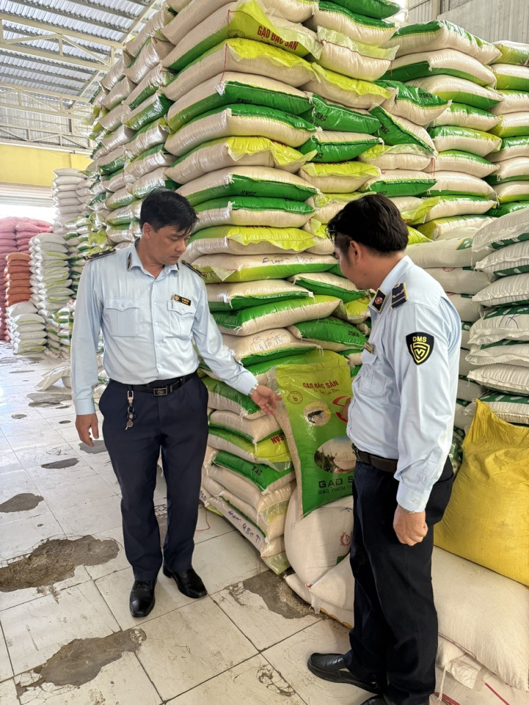 Lực lượng chức năng kiểm tra cơ sở kinh doanh gạo vi phạm