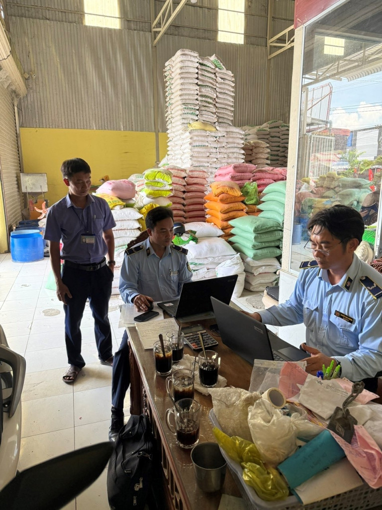 Lực lượng chức năng kiểm tra cơ sở kinh doanh gạo vi phạm
