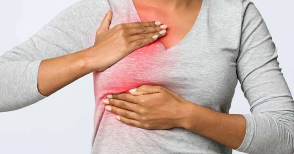 Đau hoăc tức ngực kéo dài kèm các triệu chứng khác, cần đến cơ sở y tế kiểm tra (Ảnh: Sưu tầm)