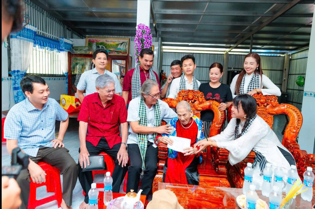 Đoàn đã tổ chức đến từng nhà, thăm hỏi và tặng quà nhân dịp tháng tri ân cho các Bà Mẹ VNAH của tỉnh Cà Mau.