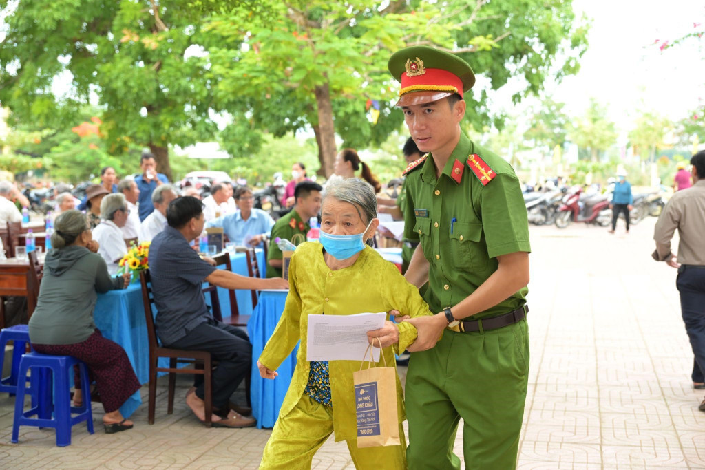 Thân nhân liệt sĩ tại Quảng Ngãi tham gia chiến dịch thu nhận mẫu ADN (Ảnh: H.Khánh)