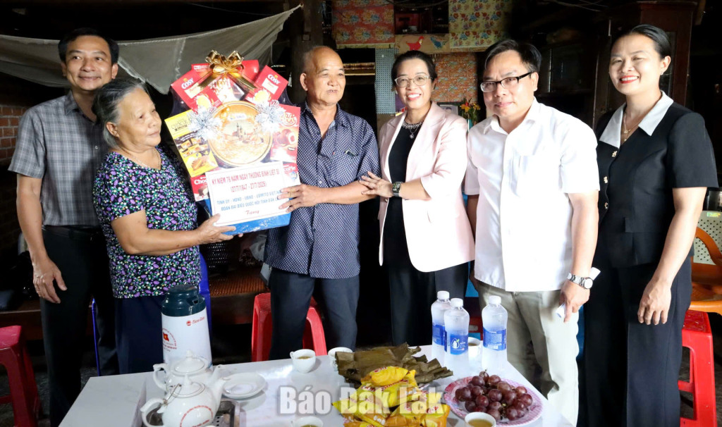 Phó Bí thư Tỉnh ủy, Huỳnh Thị Chiến Hòa cùng đoàn công tác của tỉnh thăm, tặng quà thương binh Bế Khánh Lùng (xã CưM'gar) (Ảnh: Báo Đắk Lắk)