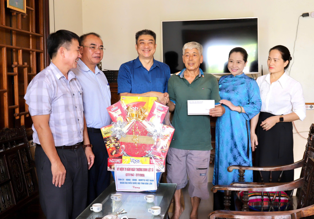 Phó Chủ tịch Thường trực HĐND, Từ Thái Giang cùng đoàn công tác thăm gia đình thương binh Lương Hồng Phích, xã Phú Xuân (Ảnh: HDND tỉnh Đắk Lắk)
