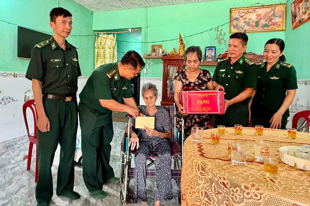Đại tá Rơ Lan Ngân, Phó Chính ủy đến thăm hỏi và tặng quà cho Mẹ Việt Nam Anh hùng Trần Thị Xuân (Ảnh: Bồ đội Biên phòng Đắk Lắk)
