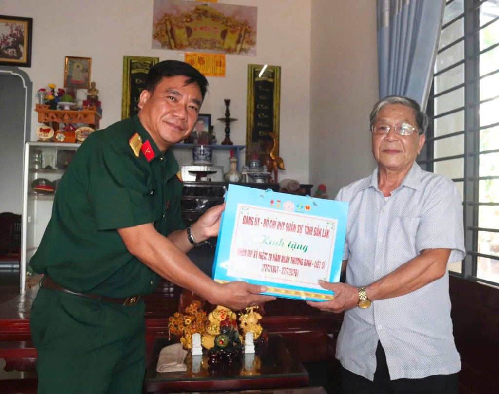 Đại tá Ksơr Lành cùng đoàn công tác đến thăm Anh hùng Lực lượng vũ trang Phạm Huy Nghệ, xã Ea Na (Ảnh: Bộ Chỉ huy Quân sự tỉnh) 