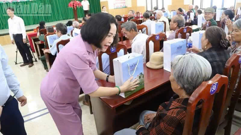 Phó Chủ tịch Quốc hội Nguyễn Thị Thanh thăm hỏi, tri ân các gia đình chính sách tại tỉnh Đắk Lắk (Ảnh: HĐND tỉnh Đắk Lắk)