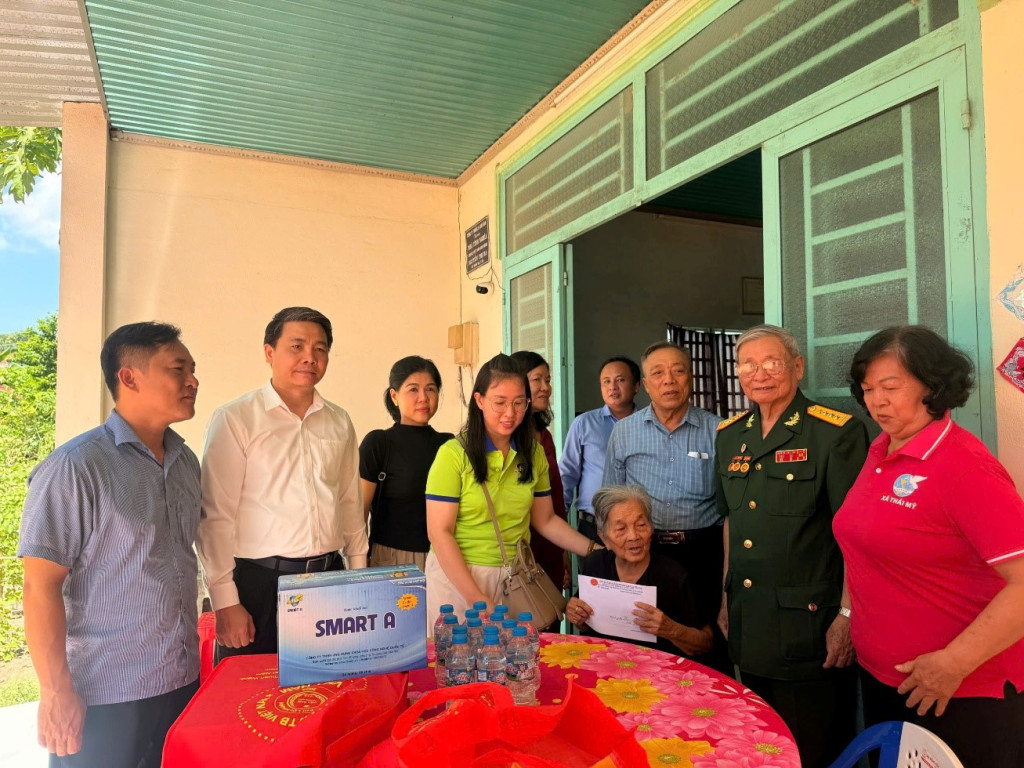 Đoàn thăm và tặng quà Mẹ Việt Nam Anh hùng Nguyễn Thị Ba (Ảnh: PV)