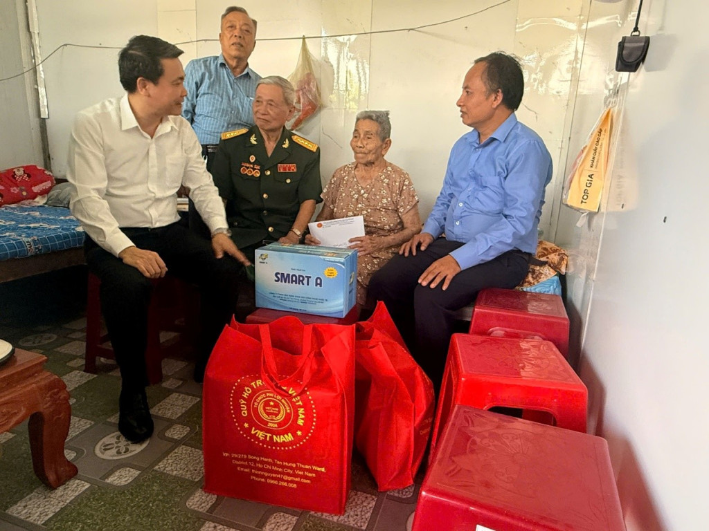 Đoàn thăm và tặng quà Mẹ Việt Nam Anh hùng Nguyễn Thị Bún (Ảnh: PV)