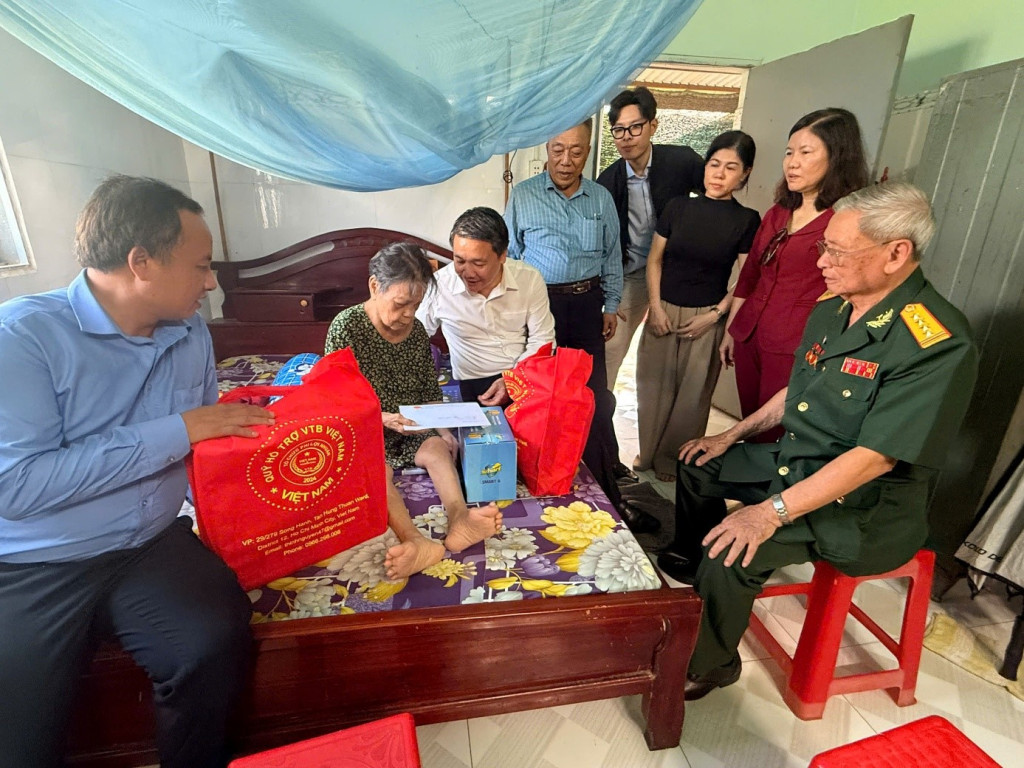 Đoàn thăm và tặng quà Mẹ Việt Nam Anh hùng Trương Thị Trắng (Ảnh: PV)