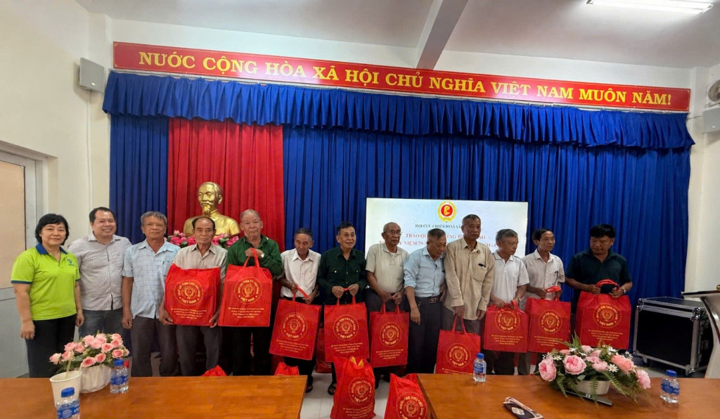 Đoàn trao quà cho các thương, bệnh binh tại xã Cần Giờ (Ảnh: PV)