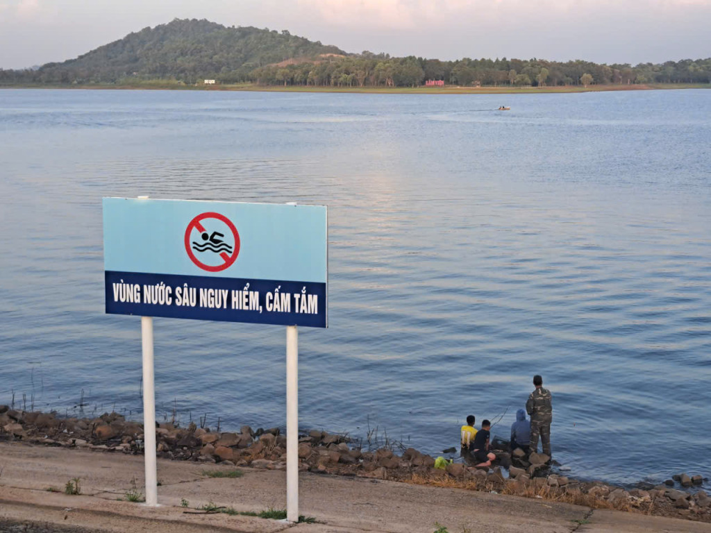 Chính quyền địa phương cần rà soát các khu vực nguy hiểm, lắp đặt biển cảnh báo, rào chắn tại ao hồ, hố nước, công trình xây dựng. (Ảnh: UBND phường EaKao)