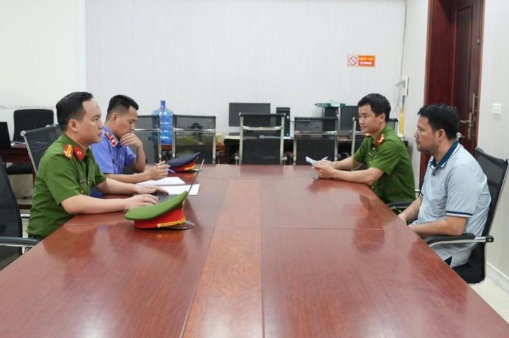 Công an làm việc với các đối tượng (Ảnh: Công an cung cấp)
