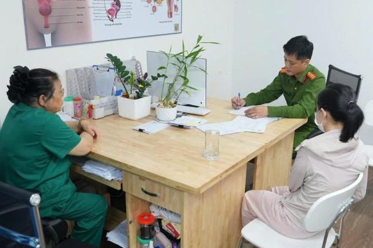 Công an làm việc với các đối tượng (Ảnh: Công an cung cấp)