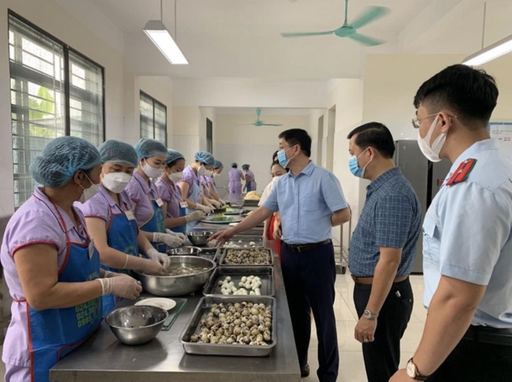 Đoàn kiểm tra công tác an toàn thực phẩm tại trường học trên địa bàn thành phố (Ảnh: Sở Y tế Hà Nội)
