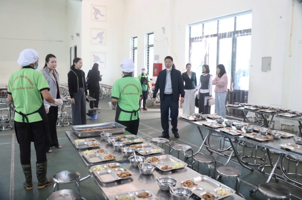 Đoàn kiểm tra liên ngành của thành phố kiểm tra đột xuất khu bếp ăn bán trú tại Trường Tiểu học Kim Thư, xã Thanh Oai, Hà Nội (Ảnh: TL)