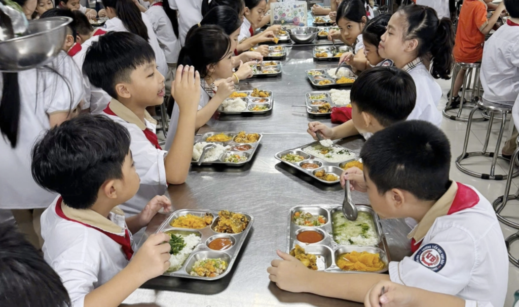 Học sinh Trường Tiểu học Vạn Bảo (Hà Đông, Hà Nội) trong bữa ăn bán trú (Ảnh: TL)