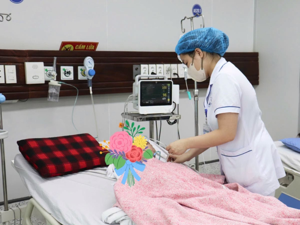 Y bác sĩ tận tình chăm sóc bệnh nhân (Ảnh: Bệnh viện Đa khoa Sơn Tây)
