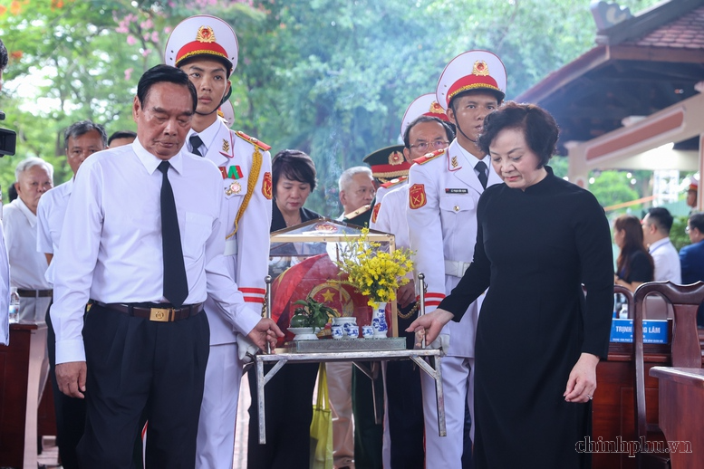 Phó Thủ tướng Phạm Thị Thanh Trà cùng các đại biểu thực hiện nghi thức quy tập, di chuyển hài cốt liệt sĩ vào nhà quàn trong Lễ triển khai tìm kiếm, quy tập hài cốt liệt sĩ tại Công viên Lê Thị Riêng (TPHCM) ngày 6/7/2026 - Ảnh: VGP