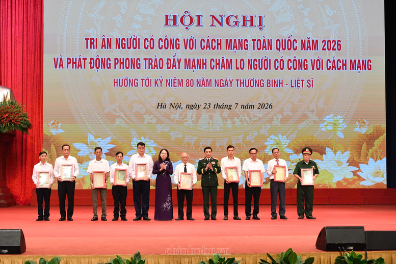 Phó Thủ tướng, Bộ trưởng Bộ Quốc phòng, Đại tướng Phan Văn Giang; Phó Chủ tịch nước Võ Thị Ánh Xuân trao kỷ vật cho thân nhân các Anh hùng liệt sĩ (Ảnh: VGP/Nhật Bắc)