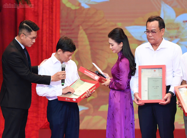 Thân nhân các Anh hùng liệt sĩ xúc động nhận lại kỷ vật (Ảnh: VGP/Nhật Bắc)