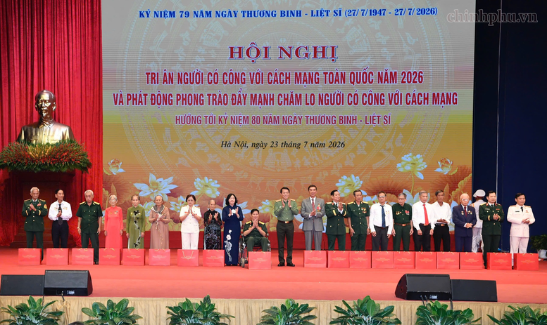Chủ tịch Ủy ban Trung ương Mặt trận Tổ quốc Việt Nam Bùi Thị Minh Hoài; Bộ trưởng Bộ Công an, Đại tướng Lương Tam Quang tặng quà người có công và thân nhân liệt sĩ (Ảnh: VGP/Nhật Bắc)