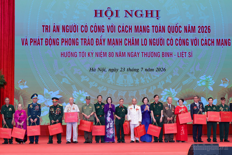 Phó Thủ tướng Phạm Thị Thanh Trà; Phó Chủ tịch Quốc hội Nguyễn Thị Thanh tặng quà người có công và thân nhân liệt sĩ (Ảnh: VGP/Nhật Bắc)
