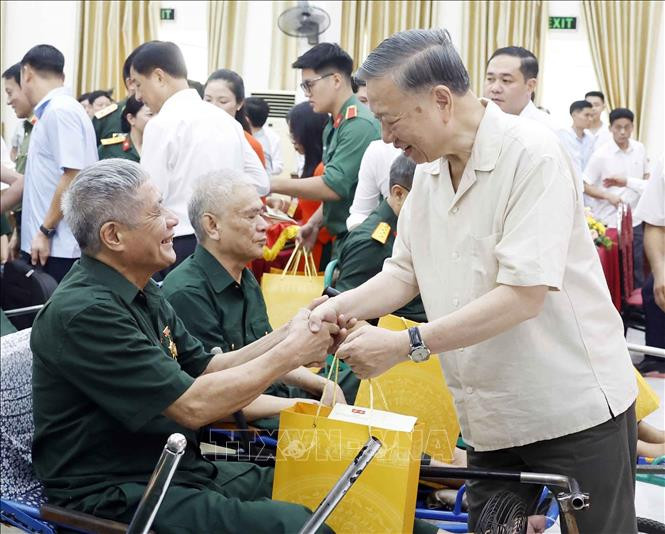 Tổng Bí thư, Chủ tịch nước Tô Lâm thăm hỏi, tặng quà cho các thương binh, bệnh binh (Ảnh: TTXVN)